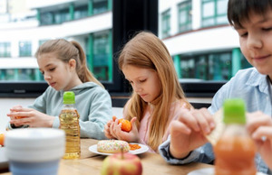 Каждый третий ребенок и родитель недовольны едой в школе